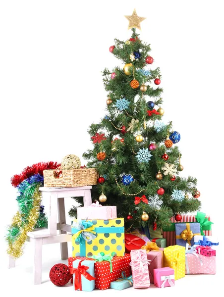 Gedecoreerde kerstboom met geschenken geïsoleerd op wit — Stockfoto