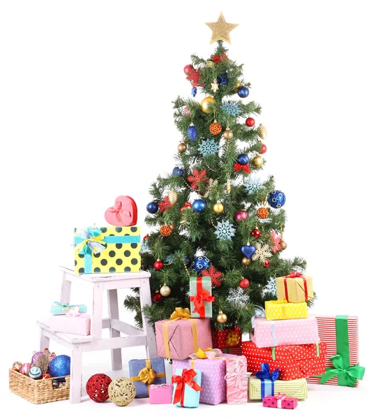 Gedecoreerde kerstboom met geschenken geïsoleerd op wit — Stockfoto