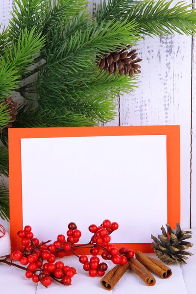 Tarjeta de Navidad sobre fondo de madera — Foto de Stock