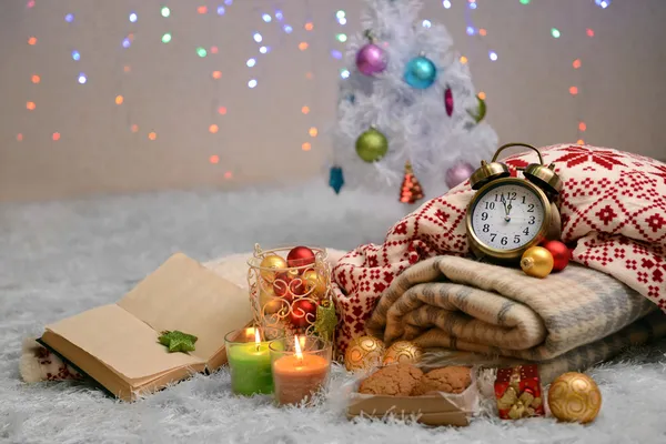 Composición con cuadros, velas y decoraciones navideñas, sobre alfombra blanca sobre fondo brillante — Foto de Stock