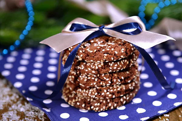 Läckra pepparkakor i burken på bordet närbild — Stockfoto