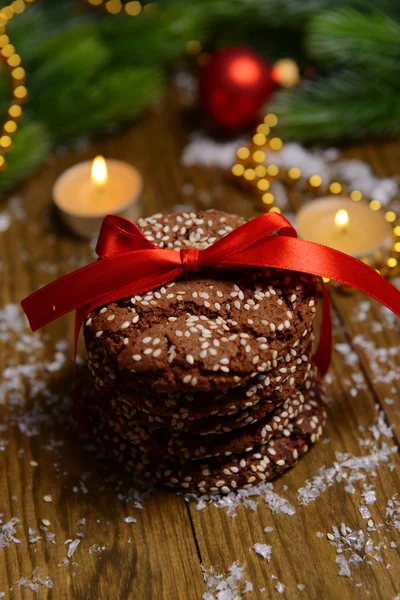 Вкусное рождественское печенье в банке на столе крупным планом — стоковое фото