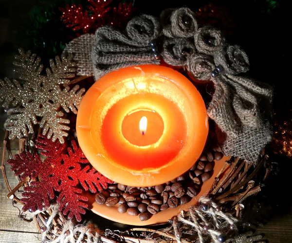 Vela ardiente con decoraciones navideñas sobre fondo de madera de color —  Fotos de Stock