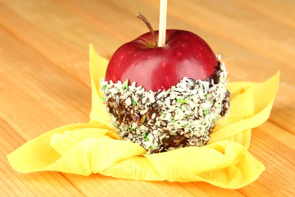 Kandierter Apfel am Stock auf Holztisch — Stockfoto