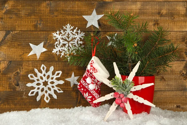 Composizione natalizia con fiocchi di neve su sfondo di legno — Foto Stock