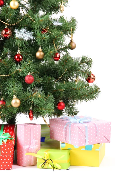 Gedecoreerde kerstboom met geschenken geïsoleerd op wit — Stockfoto