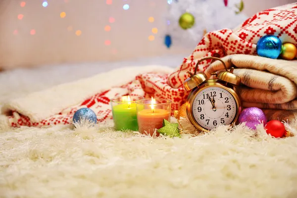 Composición con cuadros, velas y decoraciones navideñas, sobre alfombra blanca sobre fondo brillante — Foto de Stock