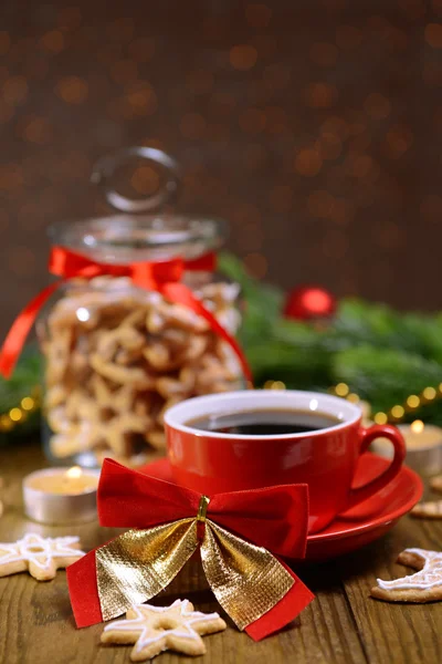 Deliciosas galletas de Navidad en tarro sobre mesa sobre fondo marrón — Foto de Stock