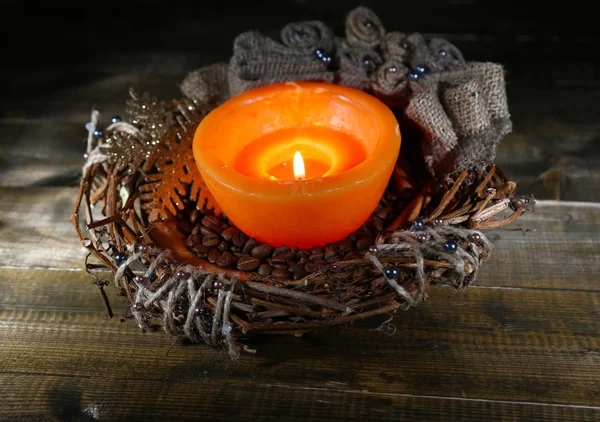 Vela ardiente con decoraciones navideñas sobre fondo de madera de color —  Fotos de Stock