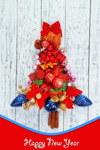 Árbol de Navidad de juguetes de Navidad en la mesa de madera de primer plano —  Fotos de Stock