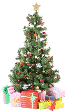 beyaz izole hediyeler ile dekore edilmiş Noel ağacı