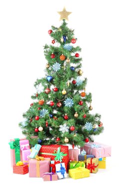 beyaz izole hediyeler ile dekore edilmiş Noel ağacı