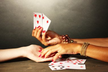 Gri backcground üzerinde bir kadının elinde satırları el okuma