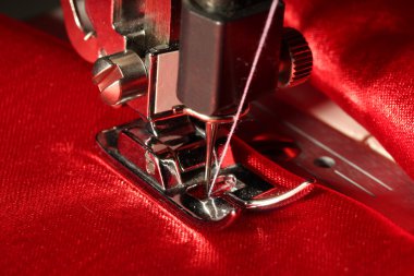 kırmızı kumaş closeup ile dikiş makinesi