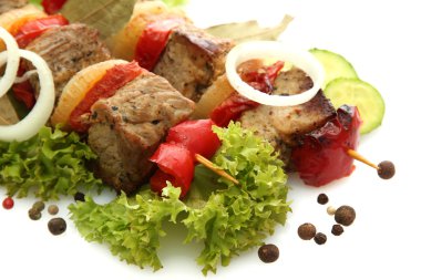 lezzetli ızgara et ve sebzelerin üzerine beyaz izole şiş üzerinde