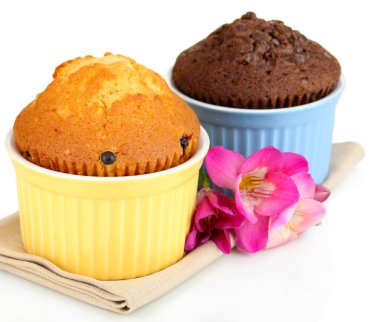 Cupcakes için pişirme üzerinde beyaz izole kase