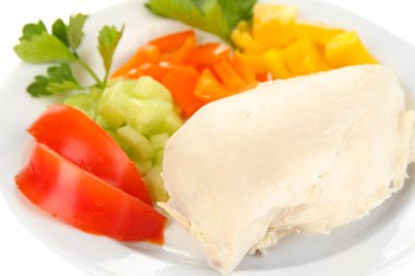 haşlanmış tavuk göğsü tabakta sebze ile yakın çekim