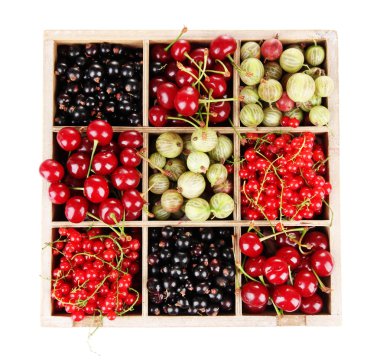 ahşap sandık üzerinde beyaz izole farklı yaz meyveleri