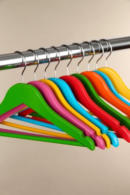 gri arka plan üzerinde renkli elbise askıları