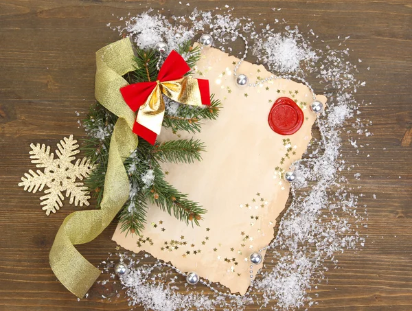 Marco con papel vintage y decoraciones navideñas sobre fondo de madera — Foto de Stock