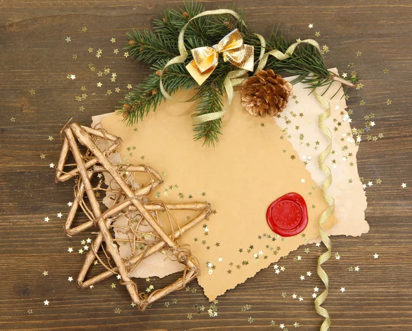 Marco con papel vintage y decoraciones navideñas sobre fondo de madera —  Fotos de Stock