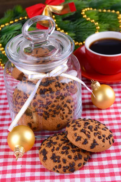 Heerlijke kerstkoekjes in pot op tabel close-up — Stockfoto