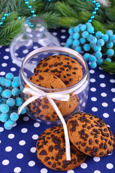 Deliciosas galletas de Navidad en frasco en primer plano de la mesa — Foto de Stock