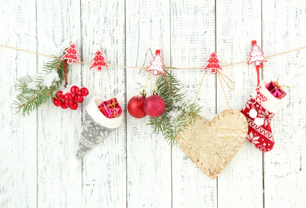 Acessórios de Natal pendurados na parede de madeira branca — Fotografia de Stock