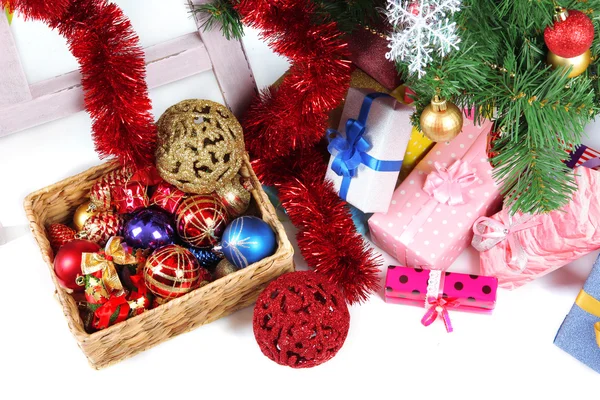 Geschmückter Weihnachtsbaum mit Geschenken, Nahaufnahme, isoliert auf weiß — Stockfoto