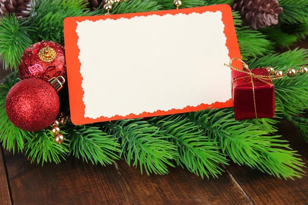 Рождественская открытка на елке на деревянном фоне — стоковое фото