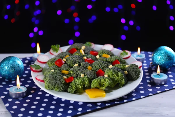 Vánoční strom z brokolice na tabulce na tmavém pozadí — Stock fotografie