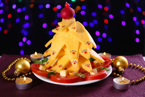 Árbol de Navidad de queso en la mesa sobre fondo oscuro —  Fotos de Stock