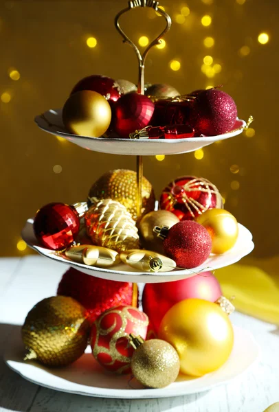 Kerstversiering op dessert staan, op een achtergrond met kleur — Stockfoto