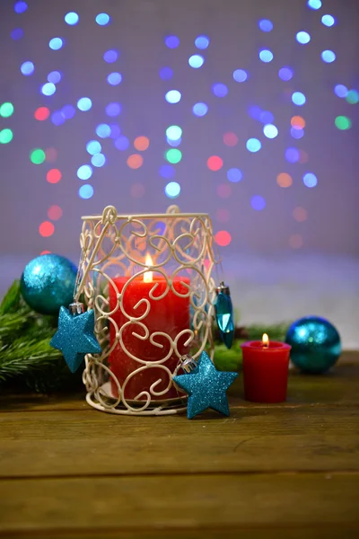 Kerzen und Weihnachtsdekoration auf hellem Hintergrund — Stockfoto