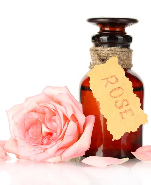 Бутылка масла и розы изолированы на белом — стоковое фото