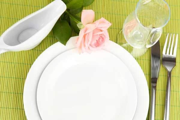 Table setting on a bamboo mat close-up — Stock Photo, Image