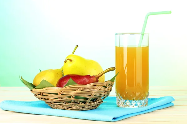 青色の背景に木製のテーブルの上の梨と梨ジュース — ストック写真