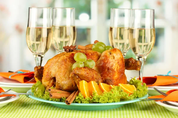 Banquet table with roast chicken and glasses of wine. Thanksgiving Day — Stock Photo, Image