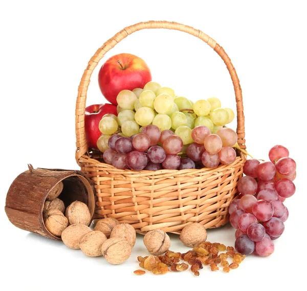 Виноград в корзине с орехами изолированы на белом — стоковое фото