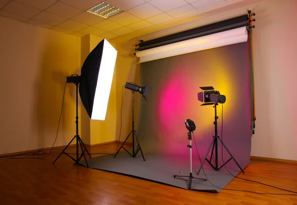 Studio fotograficzne ze sprzętem oświetleniowym — Zdjęcie stockowe