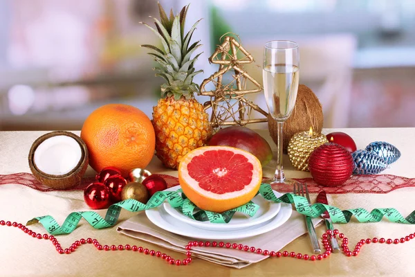 Dietní potraviny na nový rok stolu na pozadí místnosti — Stock fotografie