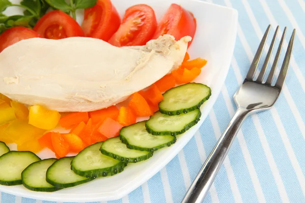 Pechuga de pollo hervida en el plato con verduras de cerca —  Fotos de Stock