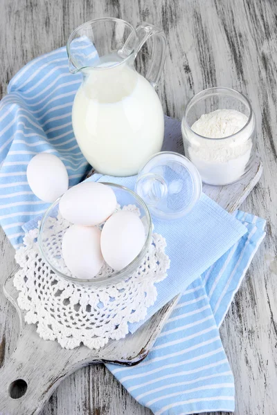 Ingredients for dough on wooden table close-up — Stock Photo, Image