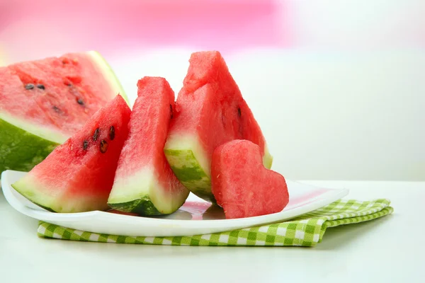 Čerstvý zralý meloun na desce — Stock fotografie