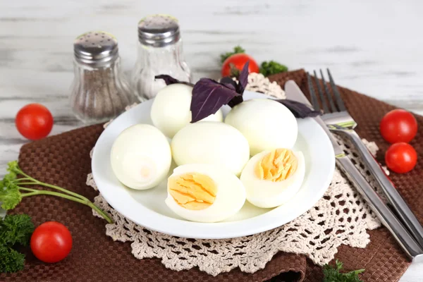 Ovos fervidos na chapa no guardanapo na mesa de madeira — Fotografia de Stock