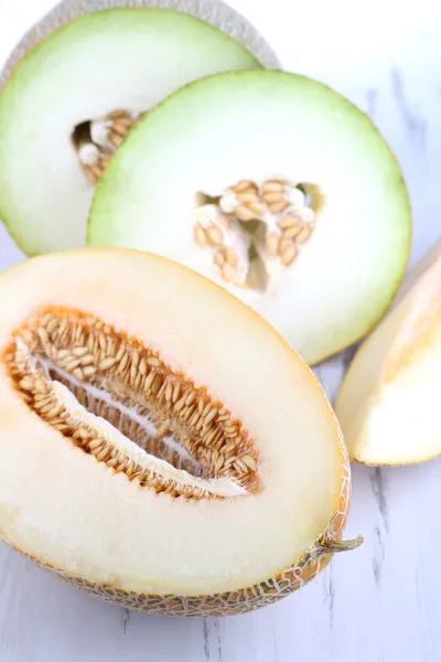 Rijpe meloenen op houten tafel close-up — Stockfoto