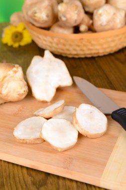 topinambur kökleri üzerinde kesme tahtası üzerinde tablo yakın çekim