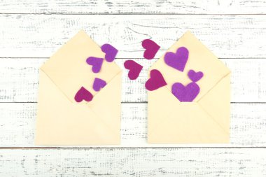 ahşap zemin üzerinde dekoratif yürekleri güzel eski zarflar