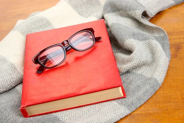 Σύνθεση με το παλιό βιβλίο, γυαλιά και καρό σε ξύλινα φόντο — Φωτογραφία Αρχείου