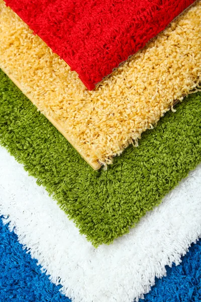 Muchas alfombras de diferentes colores de cerca — Foto de Stock